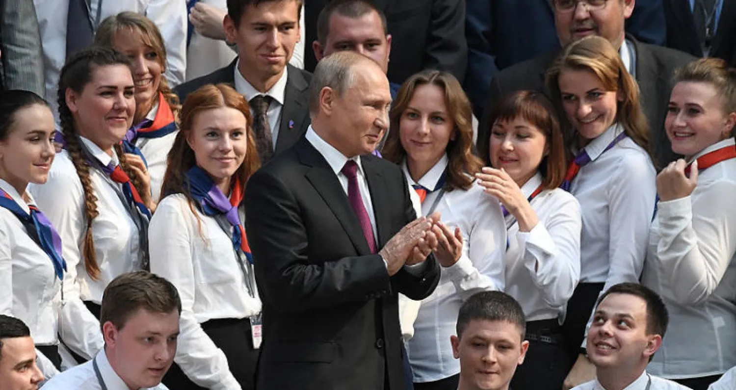 بوتين يحيي متطوعي الاتصال بعد لقاء أجاب فيه عن أسئلة المواطنين بموسكو أمس (أ.ف.ب)