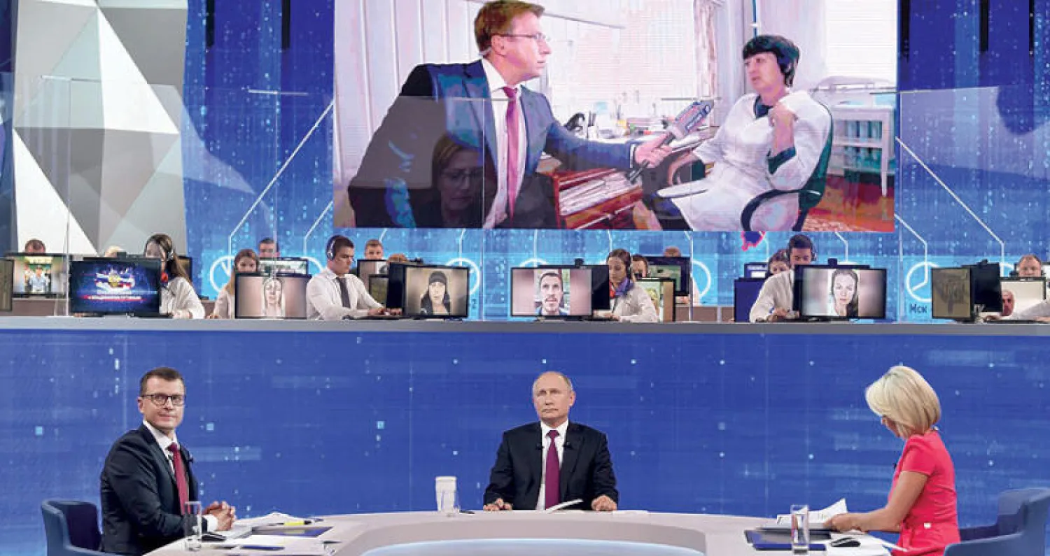 بوتين يرد على أسئلة المواطنين في حوار تلفزيوني بموسكو أمس (إ.ب.أ)