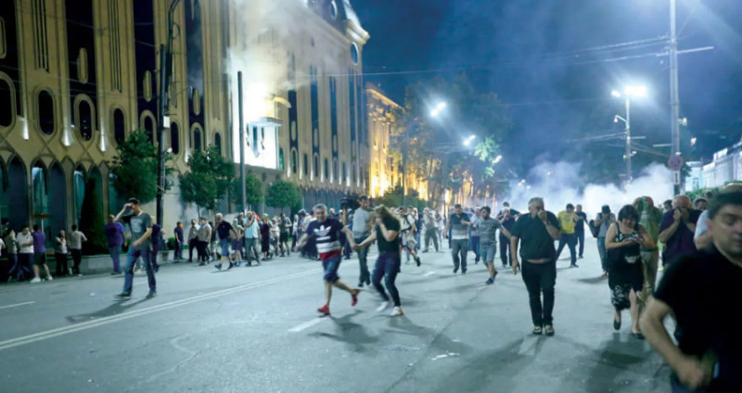 محتجون في شوارع العاصمة الجورجية استمروا أمس الجمعة بالمظاهرات السلمية التي بدأت الخميس وأصيب خلالها المئات بجروح (إ.ب.أ)