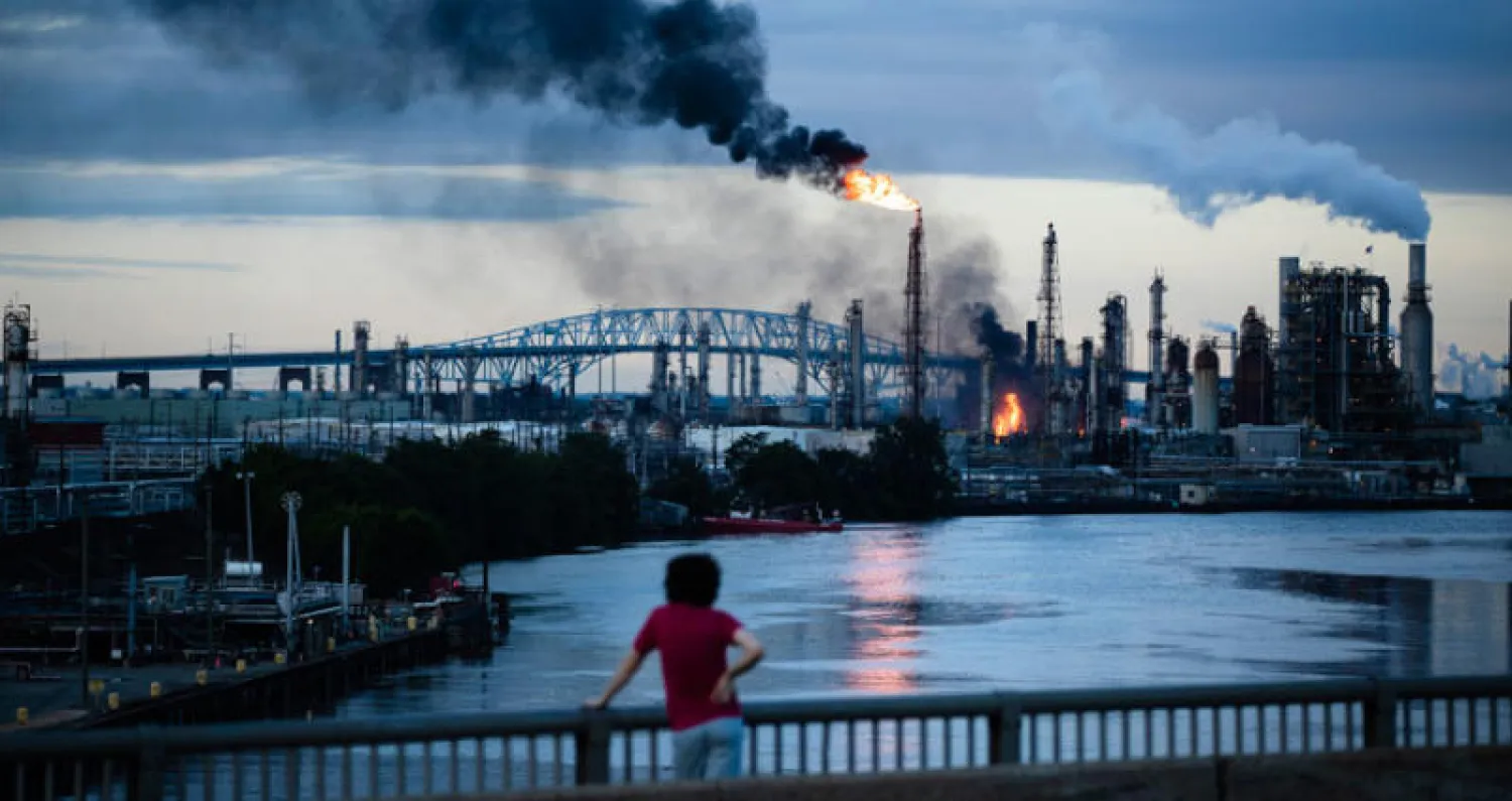 السنة اللهب تتصاعد من مصفاة «بي آي إس» النفطية في ولاية فيلادلفيا الأميركية بفعل حريق شب فيها أمس (أ.ب)