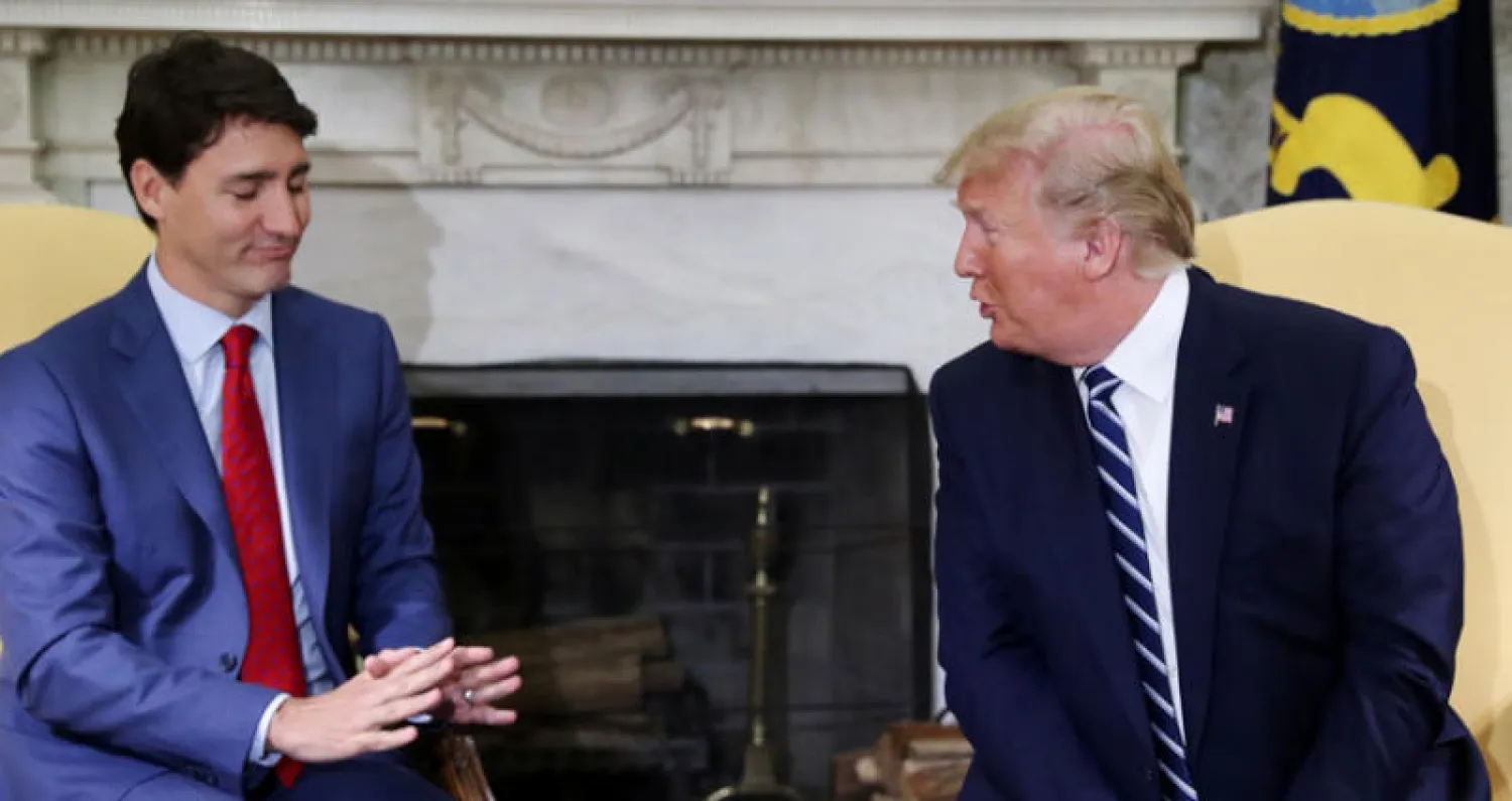 الرئيس الأميركي ترمب ورئيس الوزراء الكندي ترودو خلال لقائهما بالبيت الأبيض أول من أمس (رويترز)