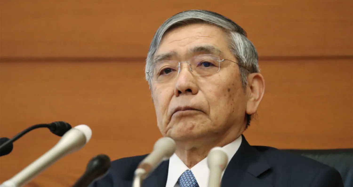 حاكم البنك المركزي الياباني هاوهيكو كورودا في مؤتمر صحافي بطوكيو أول من أمس (أ.ف.ب)