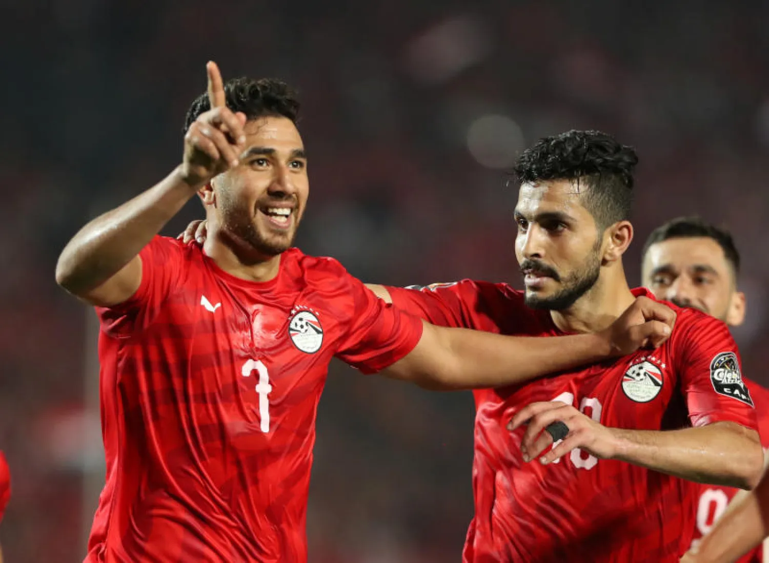 محمود حسن تريزيجيه (يسار) يحتفل مع زملائه في المنتخب المصري بهدفه في شباك زيمبابوي (رويترز)