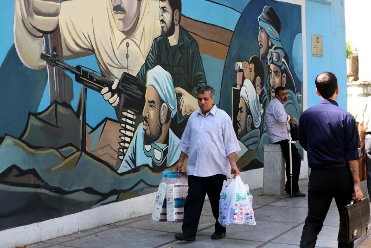 مارة في شارع بالعاصمة الإيرانية طهران (أ.ف.ب)