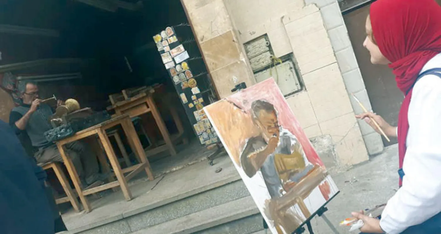 خلال رسمها فنان الزخارف النحاسية