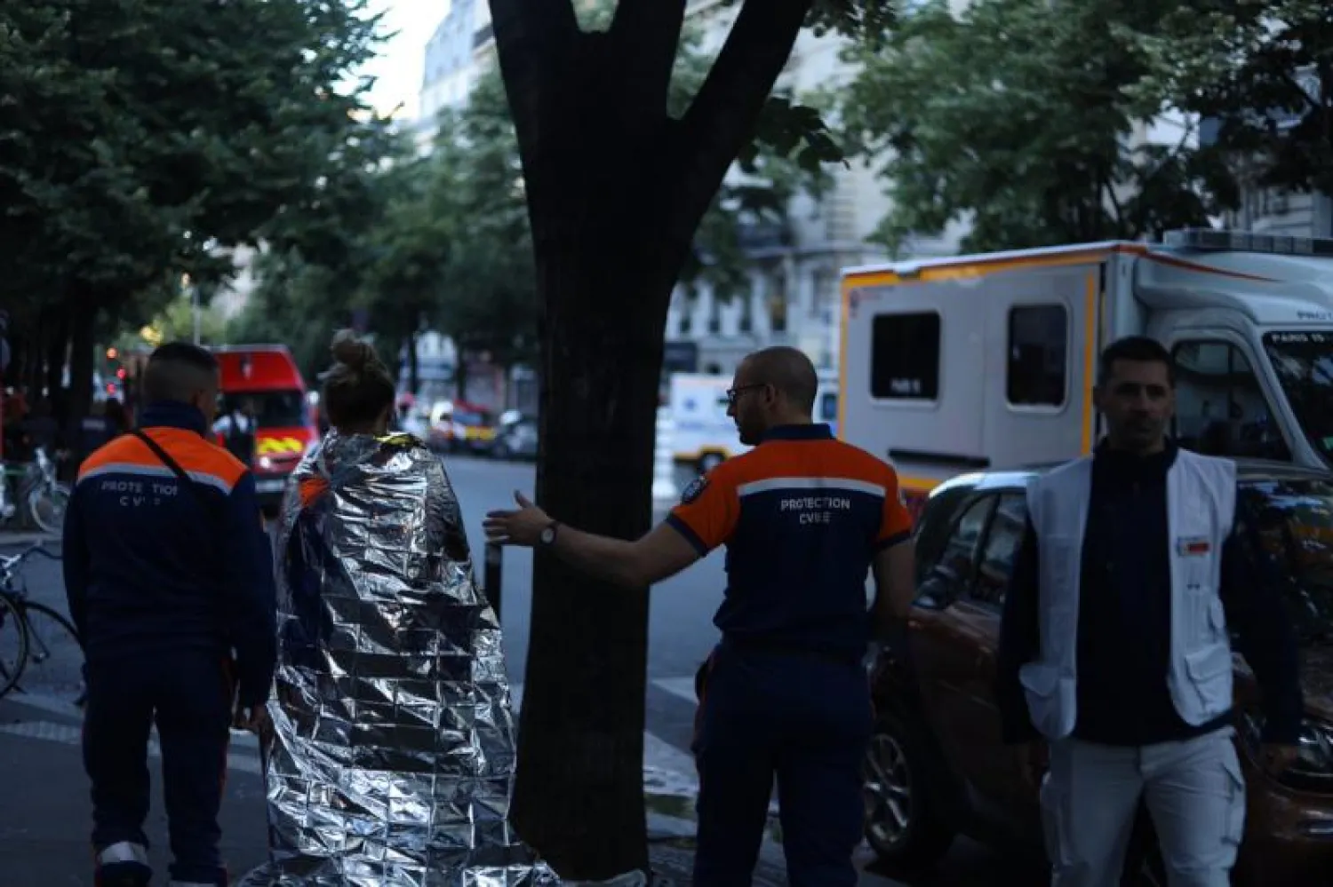 محاولة إسعاف أحد المصابين في الحريق (ذا لوكال)