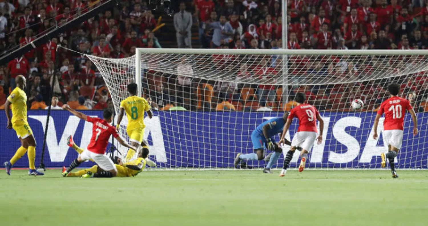 تريزيغيه (يسار) يسجل هدف فوز مصر في مرمى زيمبابوي (إ.ب.أ)