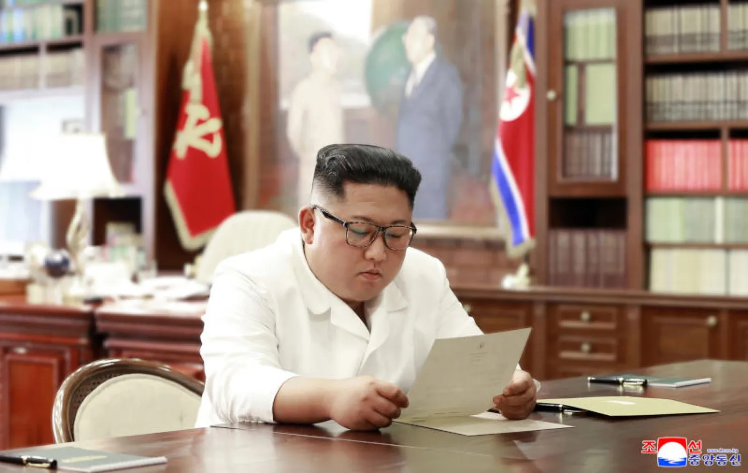 الزعيم الكوري الشمالي كيم جونغ أون يطالع رسالة من ترمب (أ.ف.ب)