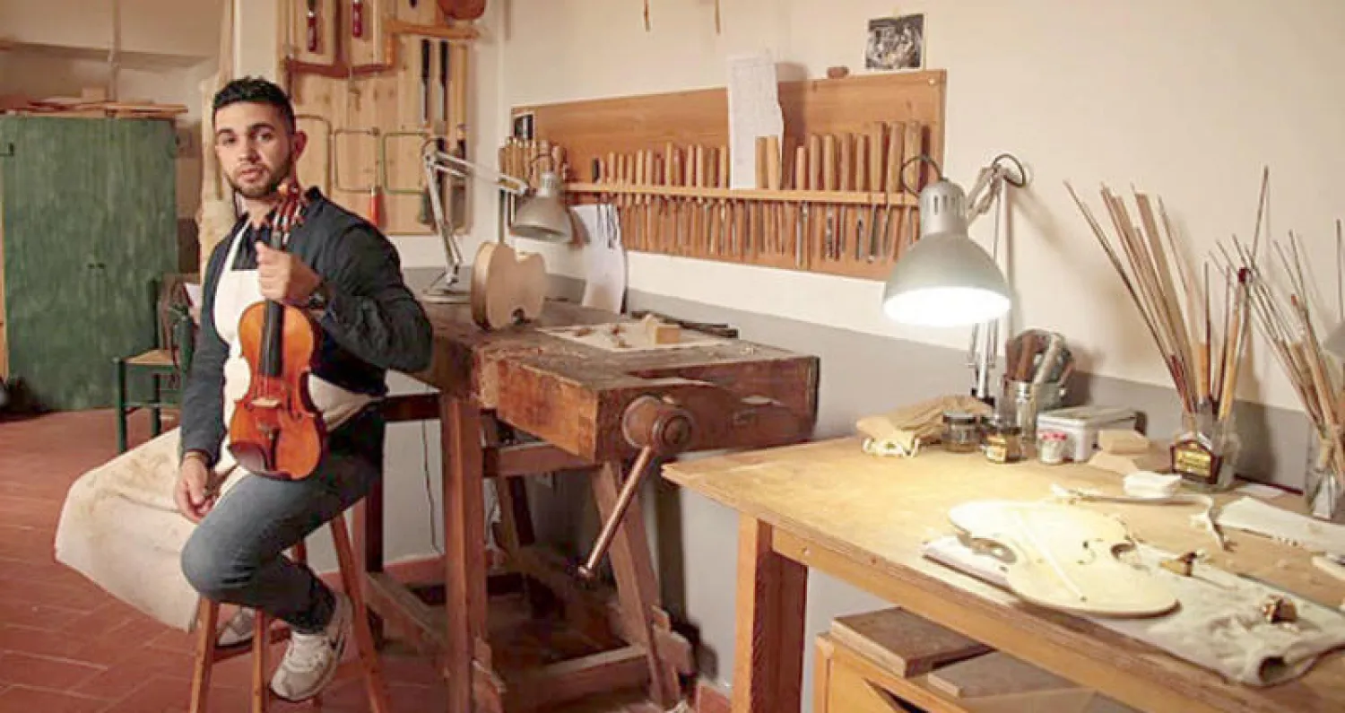 تجربة فلسطينية فريدة في صناعة الآلات الموسيقية الوترية