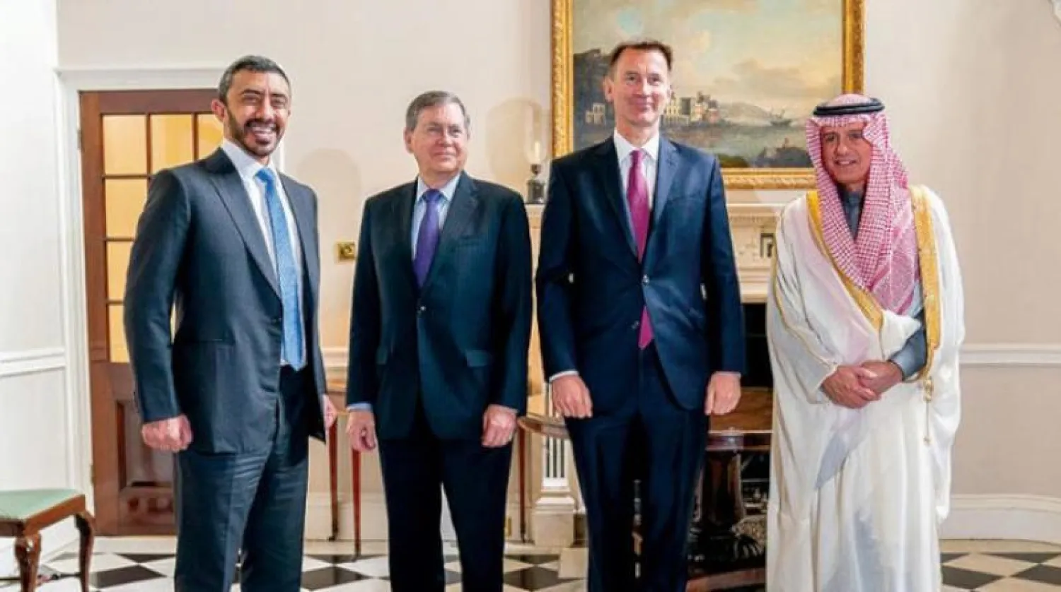عادل الجبير وجيريمي هانت وديفيد ساترفيلد والشيخ عبد الله بن زايد خلال اجتماع «الرباعية» الذي عُقد في لندن يوم 26 أبريل الماضي (وام)