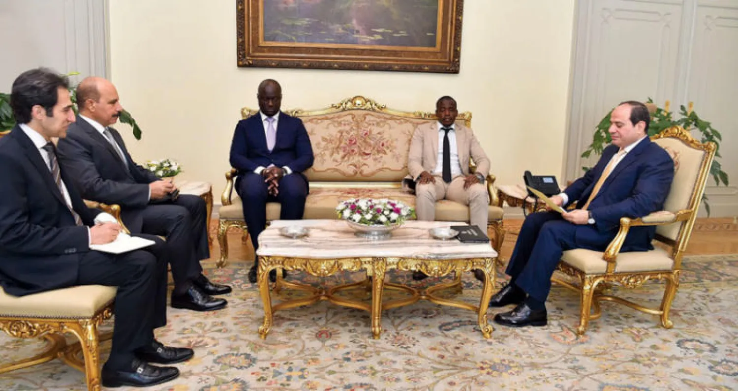 الرئيس المصري السيسي لدى استقباله مامادو سانو المبعوث الشخصي لرئيس جمهورية غينيا بيساو في القاهرة أمس (الرئاسة المصرية)