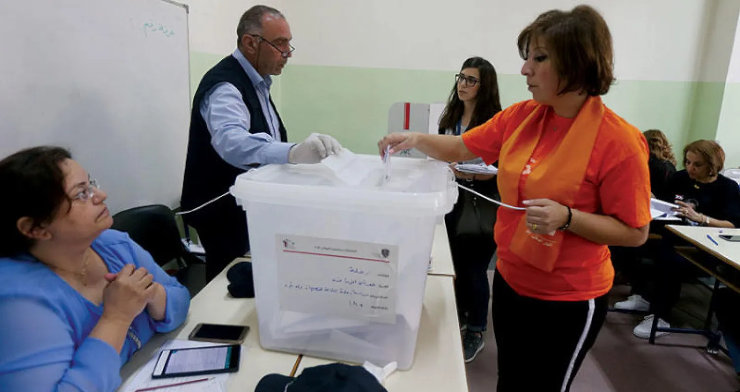 خلال عملية تصويت في انتخابات شهدتها مدينة زحلة في البقاع اللبناني العام الماضي (أ.ف.ب)