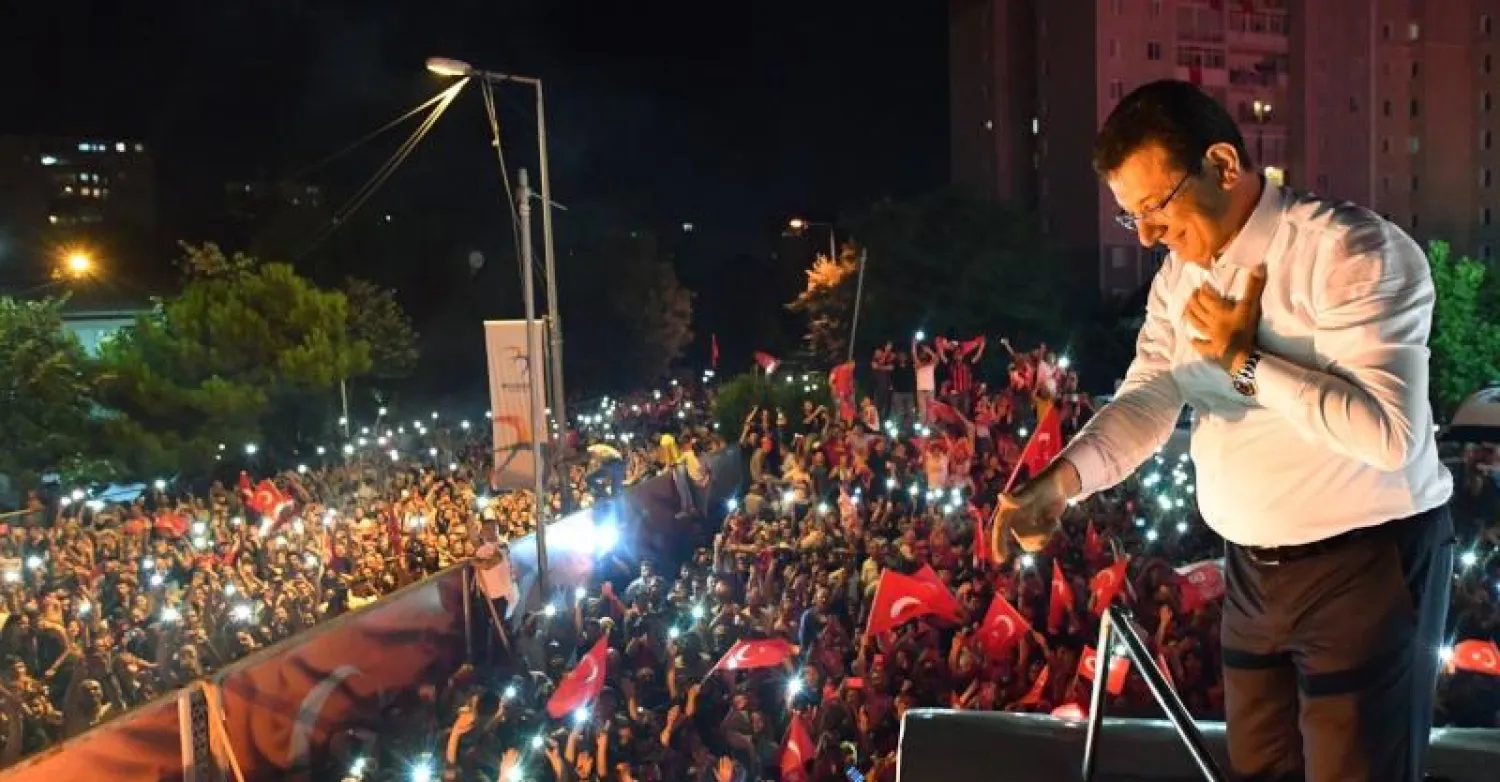 مرشح المعارضة إمام أوغلو يحيي أنصاره عقب الفوز برئاسة بلدية إسطنبول (أ.ف.ب) 