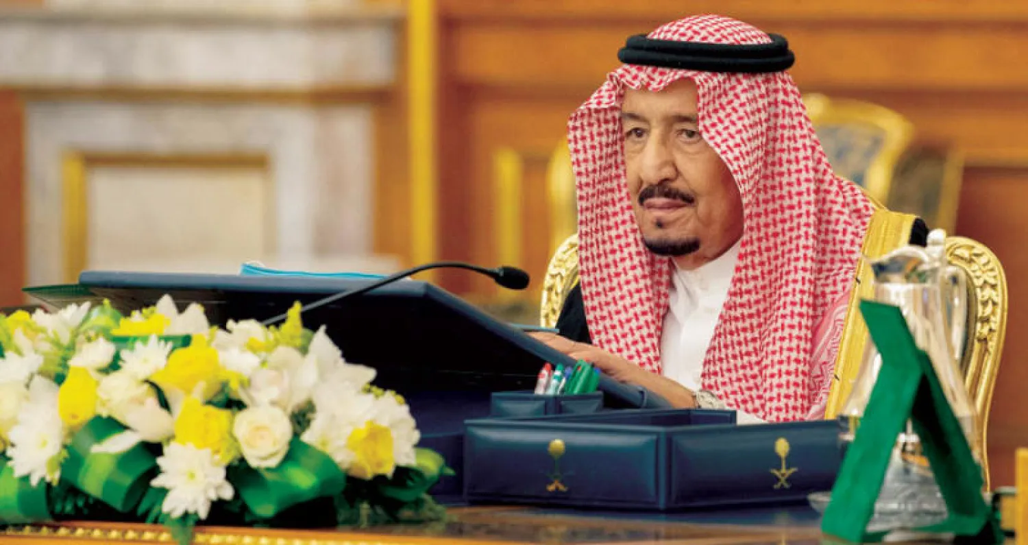 خادم الحرمين الشريفين لدى ترؤسه جلسة مجلس الوزراء التي عُقدت في قصر السلام بجدة أمس (واس)