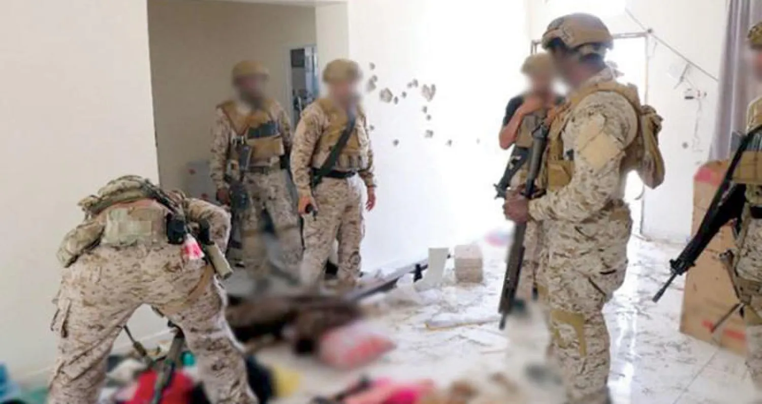 القوات الخاصة السعودية في أثناء مداهمة المنزل الذي كان يوجد فيه زعيم «داعش» في اليمن (واس)