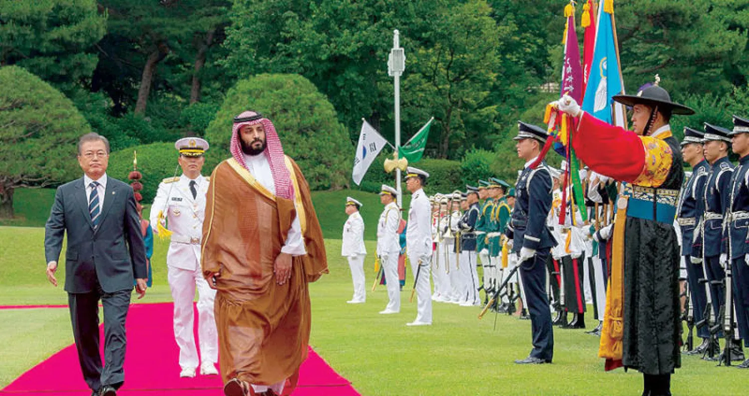 الرئيس الكوري الجنوبي على رأس مستقبلي ولي العهد السعودي في القصر الأزرق الرئاسي بالعاصمة سيول أمس (واس)