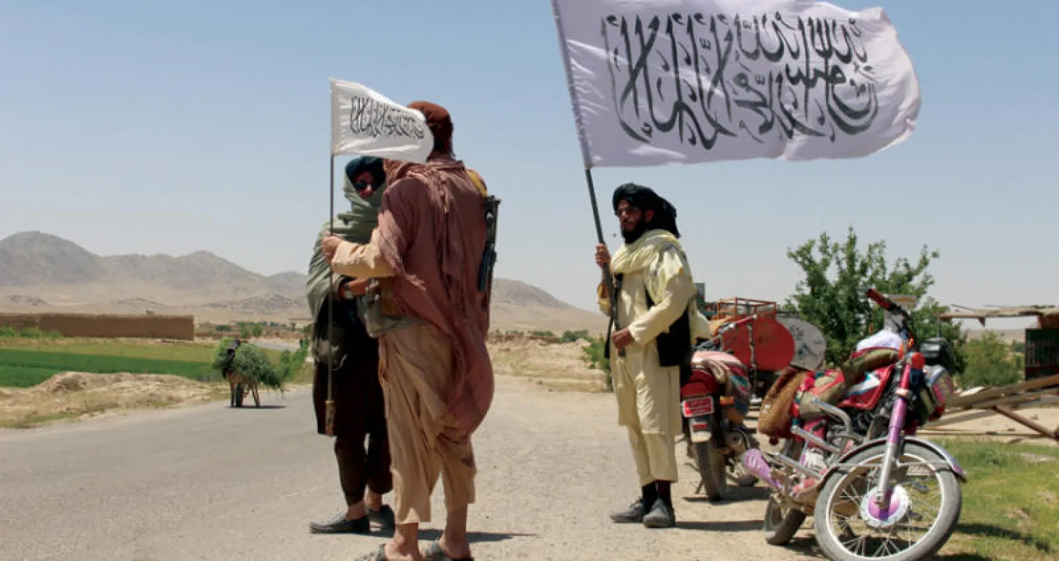 عناصر من حركة «طالبان» في دورية بمنطقة واغاز في إقليم غزني قرب كابل أمس (إ.ب.أ)