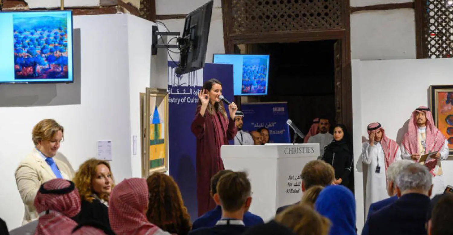 جانب من المزاد العالمي «الفن للبلد» الذي أقيم ببيت نصيف في منطقة جدة التاريخية (الشرق الأوسط)