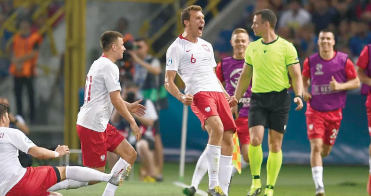 سيكون كريستيان بيليك (وسط) مدافع بولندا وآرسنال مصدر اهتمام ليونغبيرغ الموسم المقبل