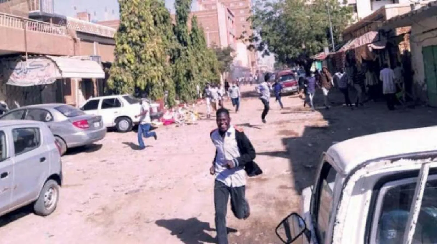 متظاهرون يفرون من قنابل الغاز المسيل للدموع التي استخدمتها قوات الأمن لفض مسيرة في الخرطوم (صورة أرشيفية - أ.ف.ب)