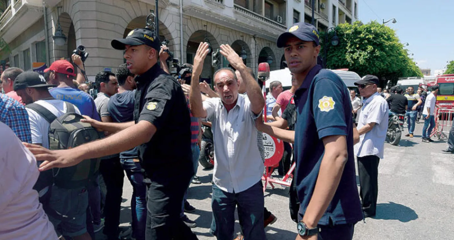 إجراءات أمنية قرب موقع التفجير الانتحاري بوسط العاصمة تونس أمس (أ.ف.ب)