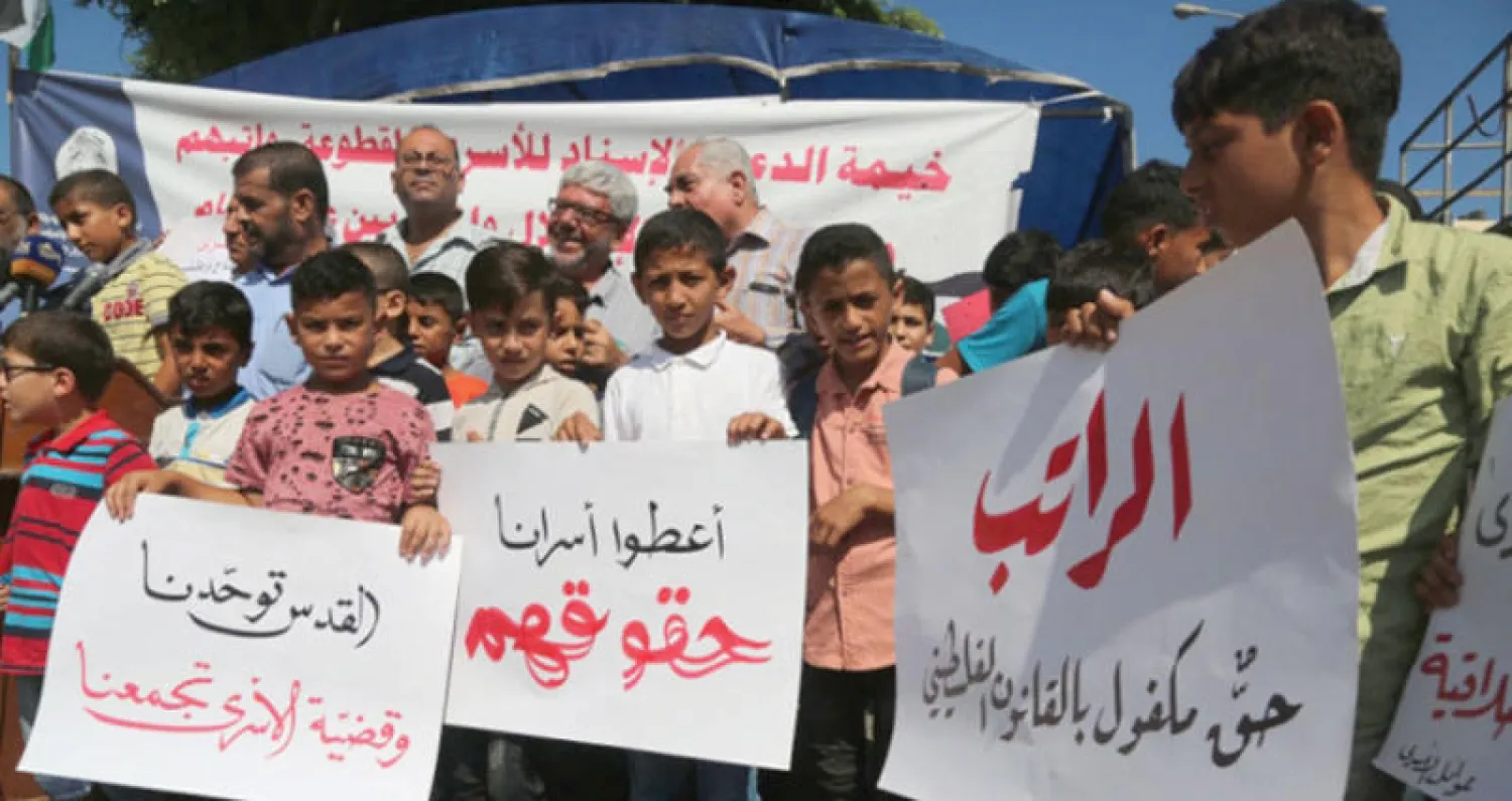 أطفال يشاركون في مظاهرة مطلبية (غيتي)