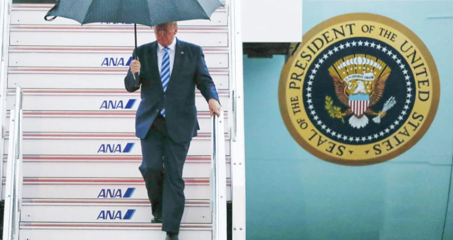 الرئيس الأميركي لدى وصوله إلى مطار أوساكا أمس لحضور قمة مجموعة العشرين (أ.ب)