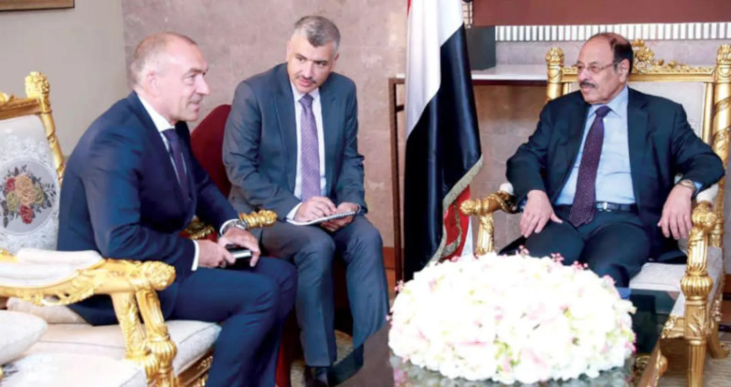 نائب الرئيس اليمني لدى استقباله رئيس «لجنة إعادة الانتشار» في الرياض أمس (سبأ)