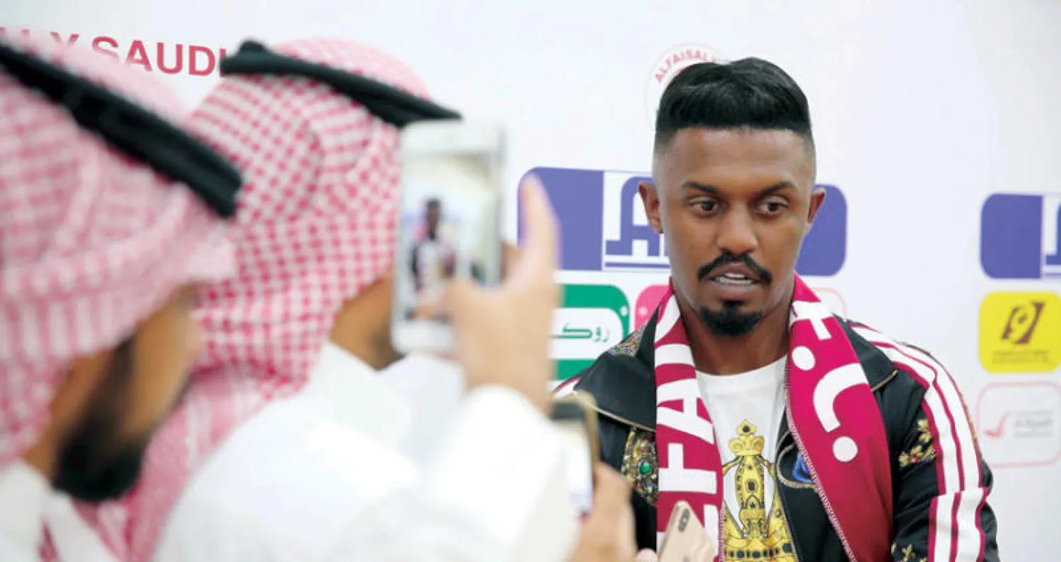 إبراهيم غالب بعد توقيعه للفيصلي (الشرق الأوسط)