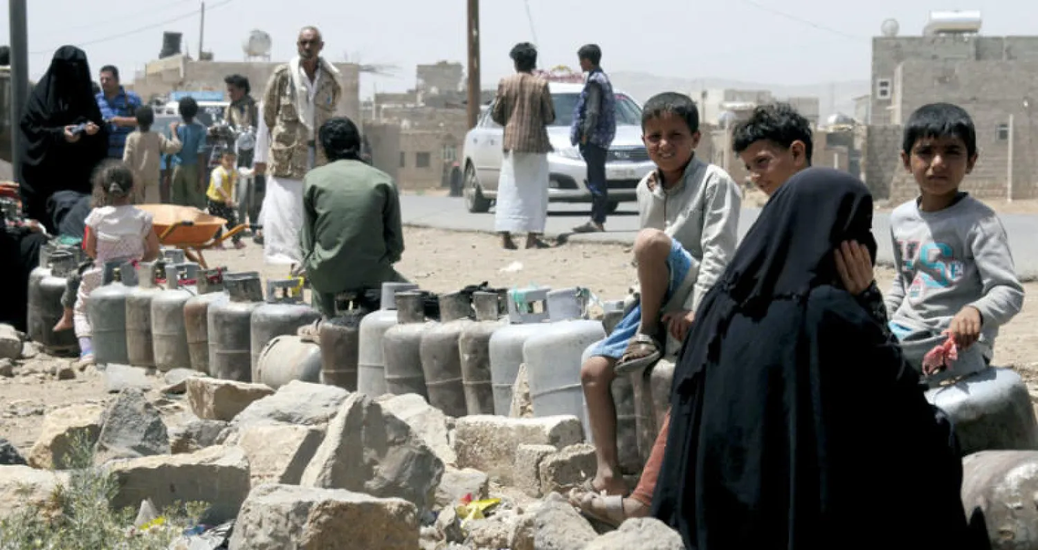 يمنيون في أحد طوابير شراء اسطوانات الغاز بمنطقة همدان التابعة لصنعاء (غيتي)