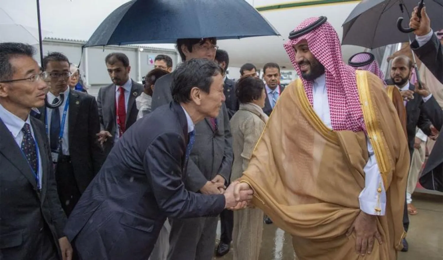 ولي العهد السعودي الأمير محمد بن سلمان لدى وصوله إلى مطار كانساي الدولي لرئاسة وفد بلاده بقمة العشرين في أوساكا اليابانية (واس)