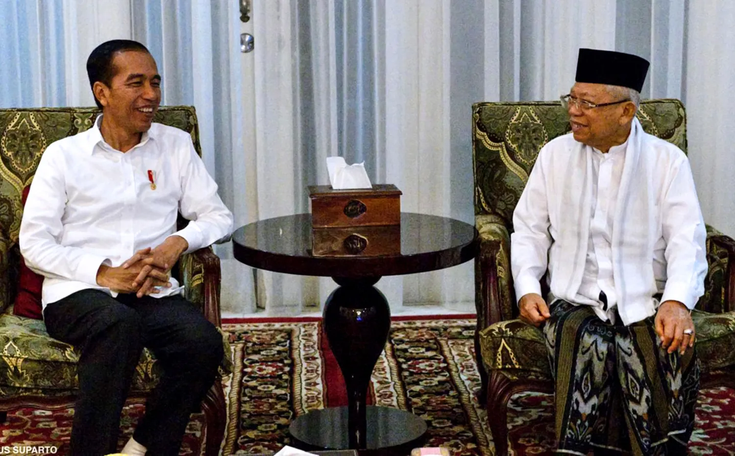 الرئيس الإندونيسي جوكو ويدودو - إلى اليسار - ونائبه معروف أمين في القصر الرئاسي بجاكرتا (أ.ف.ب)