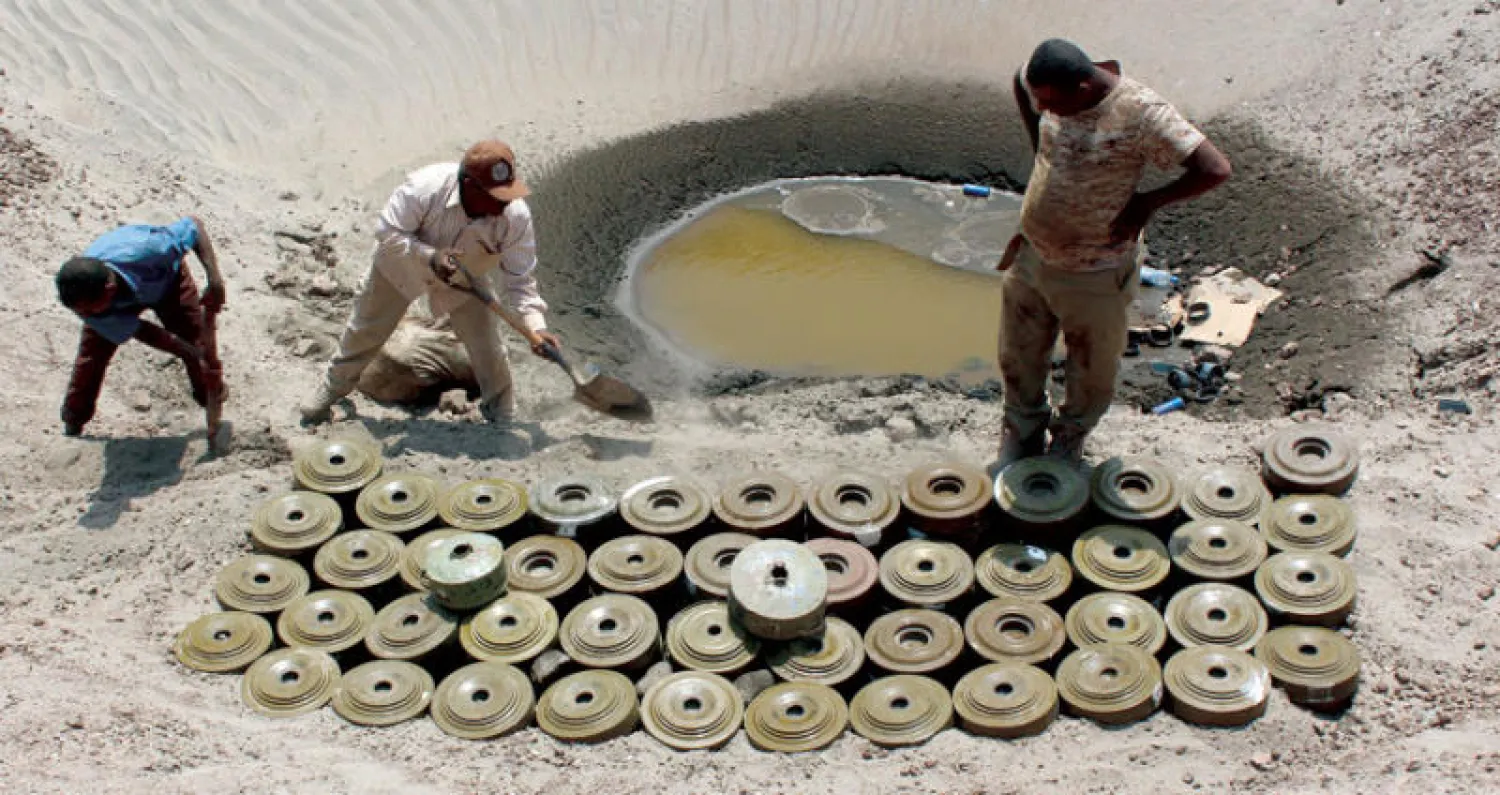 جانب من عملية سابقة لنزع الجيش اليمني ألغاما زرعها الحوثيون في عدن (غيتي)