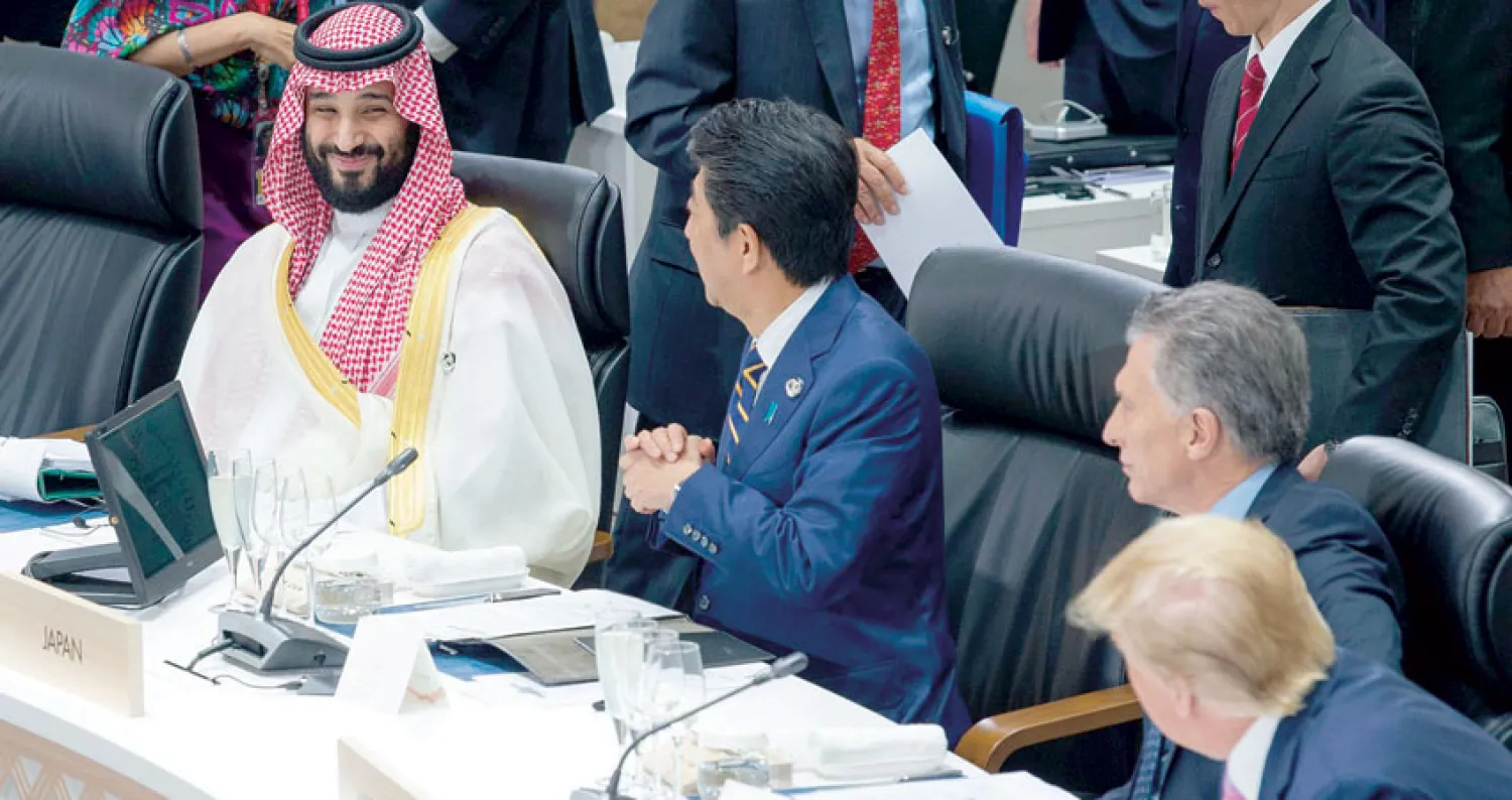 ولي العهد السعودي وسط حفاوة رؤساء دول قمة العشرين خلال ترؤسه وفد بلاده في القمة أمس (واس)