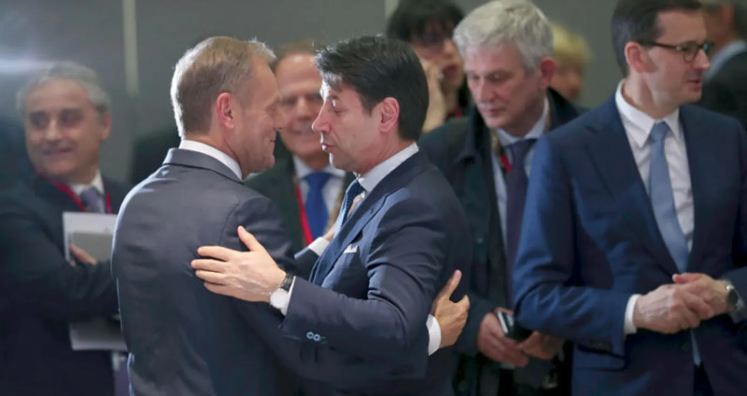 رئيس وزراء إيطاليا جوزيبي كونتي مع رئيس المجلس الأوروبي دونالد توسك (إ.ب)