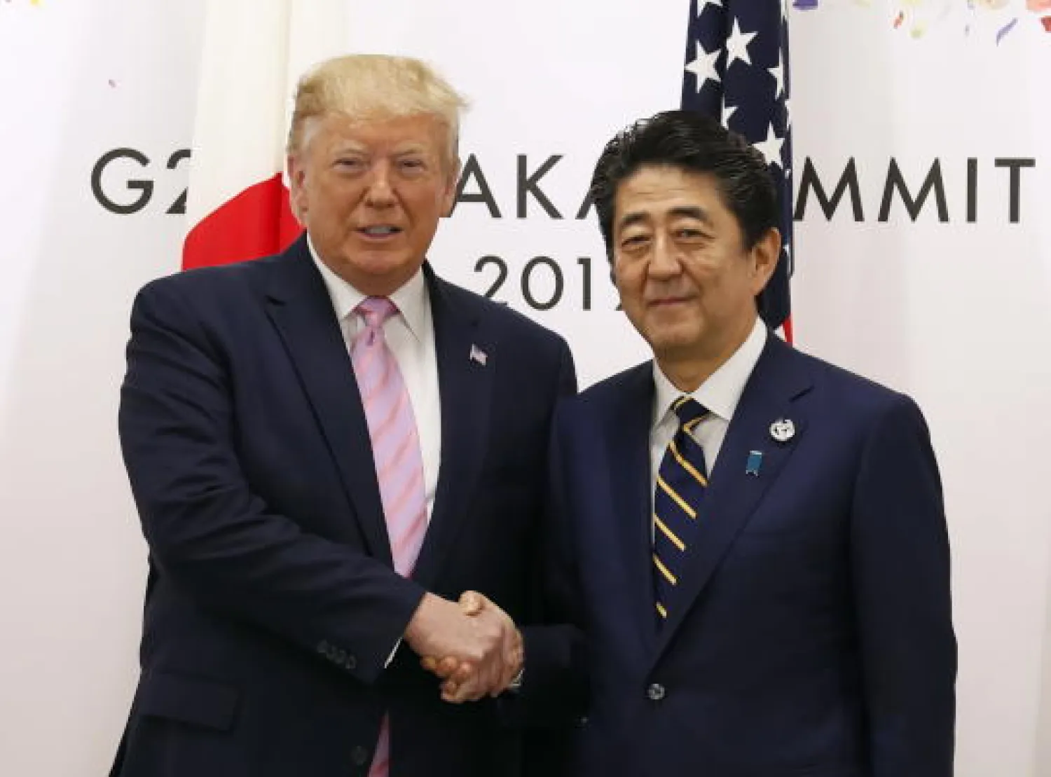 الرئيس الأميركي دونالد ترمب مع رئيس الوزراء الياباني شينزو آبي (إ.ب.أ)