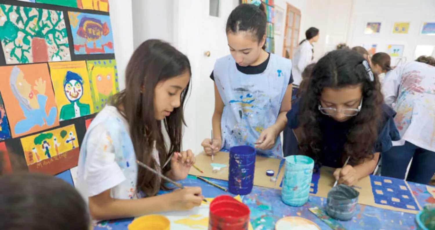 أطفال أثناء رسمهم بمشغل مواهب الموسم بقصر الثقافة (الشرق الأوسط)