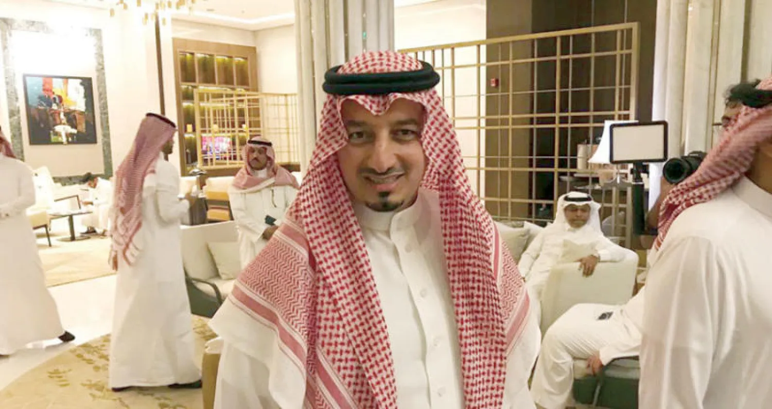 ياسر المسحل في طريقه إلى المؤتمر الصحافي أمس (الشرق الأوسط)