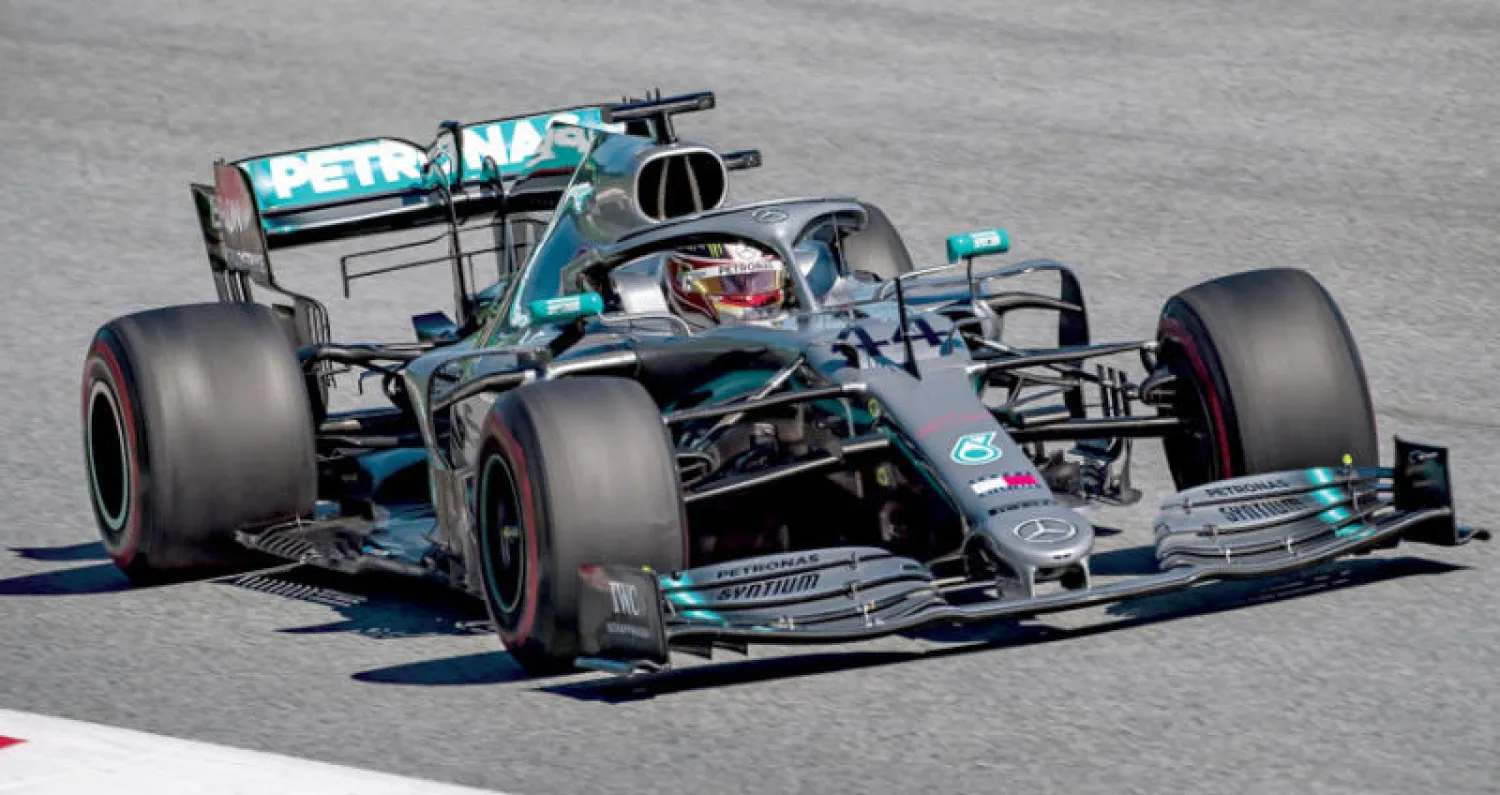 هاميلتون خلال مرحلة التجارب الحرة (أ.ف.ب)