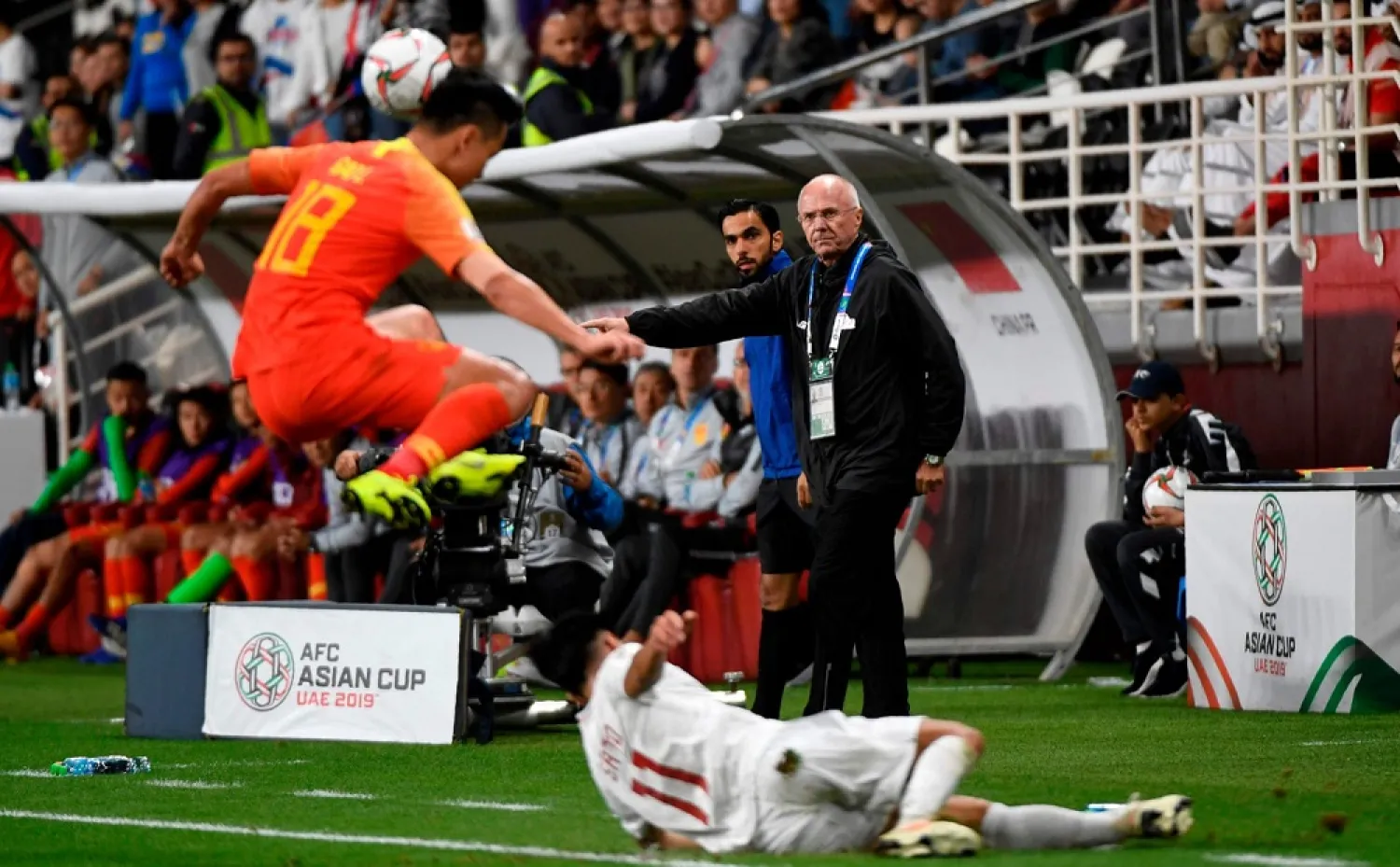 Sven-Göran Eriksson points the way during the Philippines 3-0 defeat by China at the Asian Cup. (Getty Images)