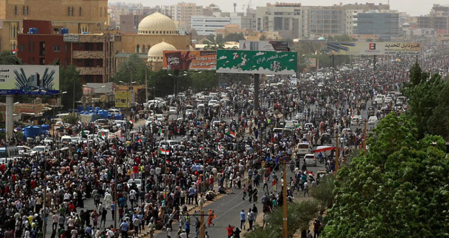 جانب من المظاهرات الحاشدة التي شهدتها شوارع الخرطوم أمس (رويترز)