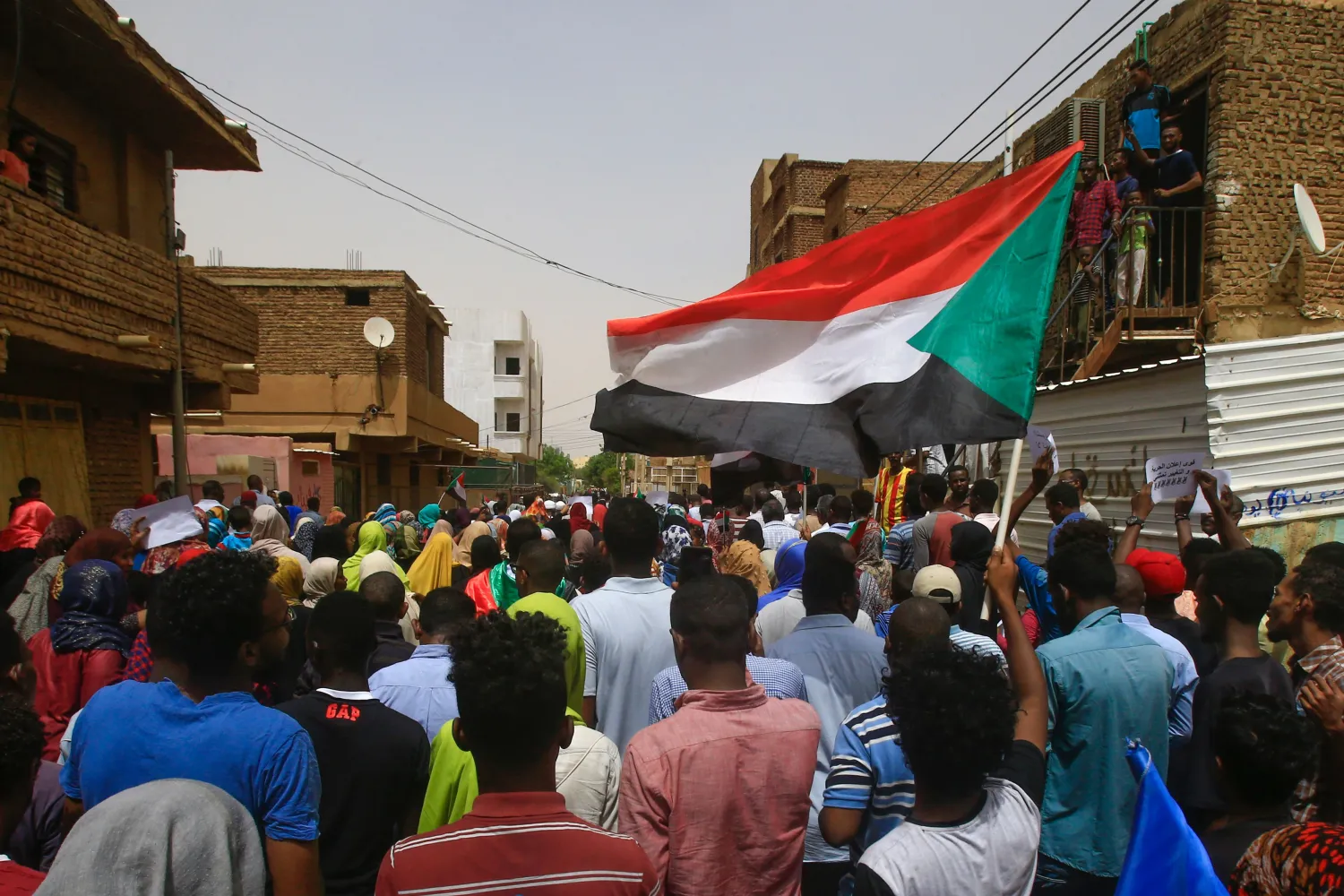 جانب من المظاهرات في الخرطوم (أ.ف.ب)