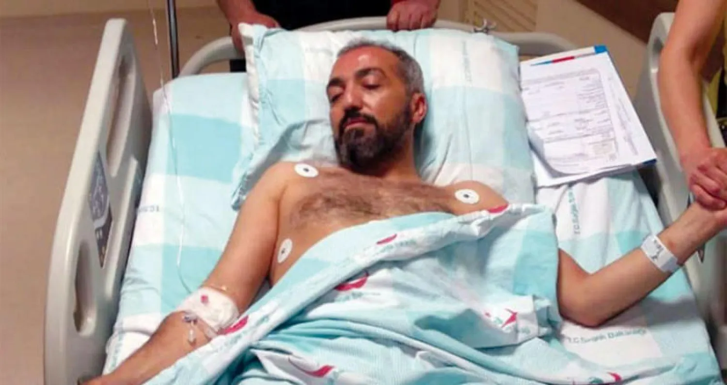 لقطة تناقلتها وسائل إعلام تركية لهاكان دنيزلي مؤسس صحيفة «إيغمان» اليومية في أضنة بعد تعرضه لهجوم بالأسلحة البيضاء