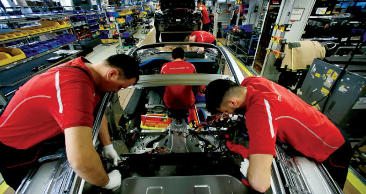 انكمشت أنشطة المصانع في منطقة اليورو بوتيرة أسرع مما كان يُعتقد الشهر الماضي (رويترز)