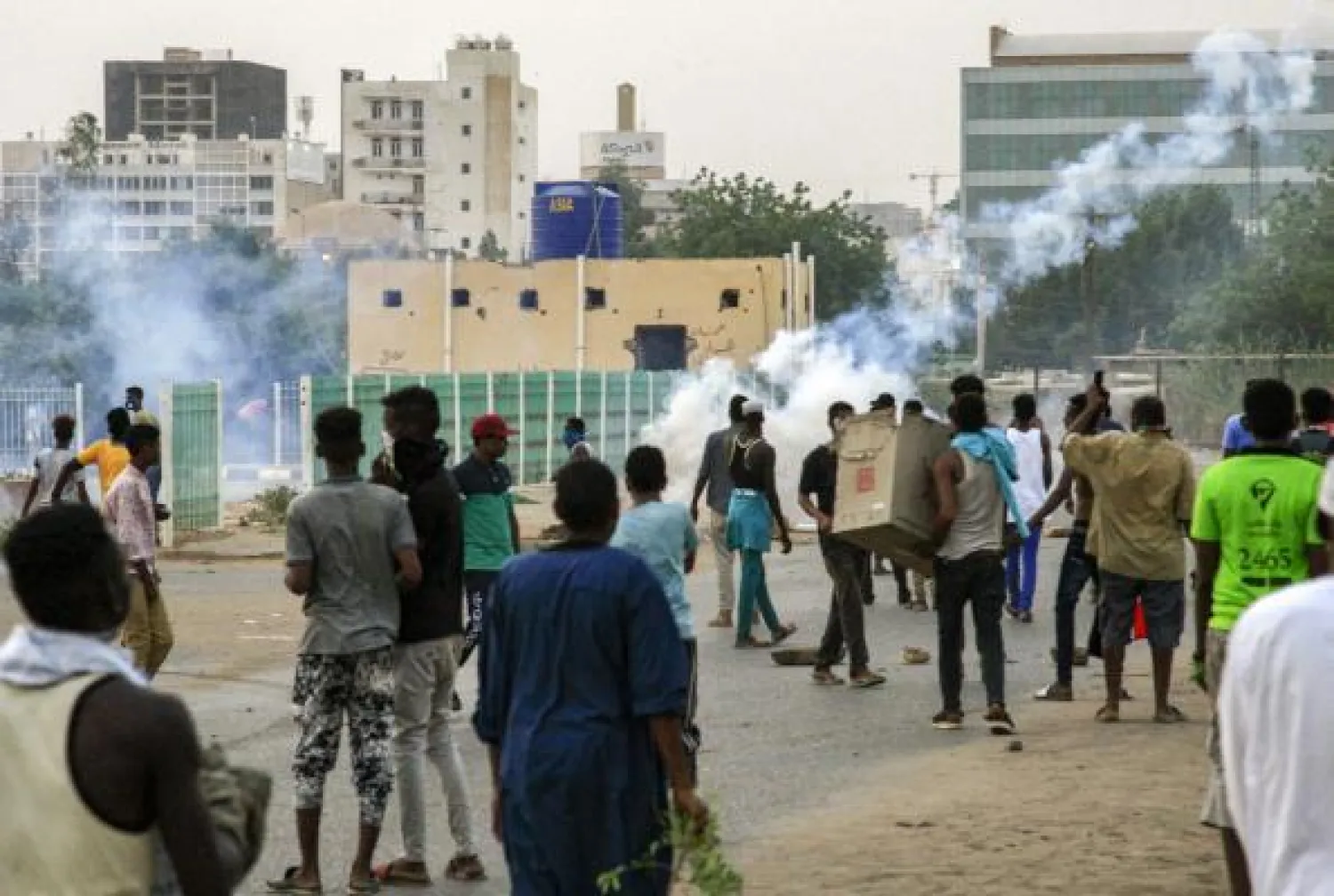 المجلس العسكري الانتقالي قال إن الشرطة استخدمت الغاز المسيل للدموع لتفريق المتظاهرين (ا.ف.ب)