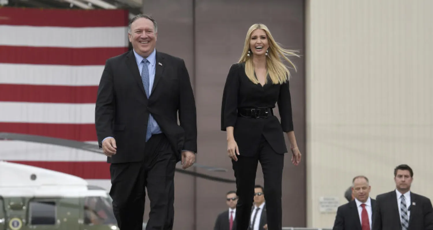 إيفانكا ترمب ومايك بومبيو وزير الخارجية الأميركي قبل صعودهما المنصة في قاعدة «أوسان» الجوية (أ.ب)