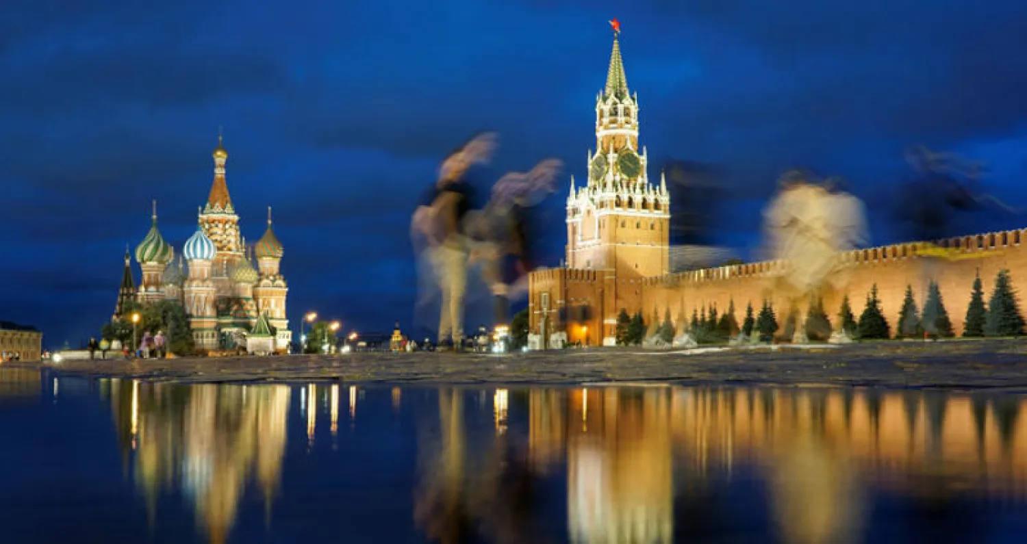 هطول أمطار على الميدان الأحمر في موسكو (رويترز)