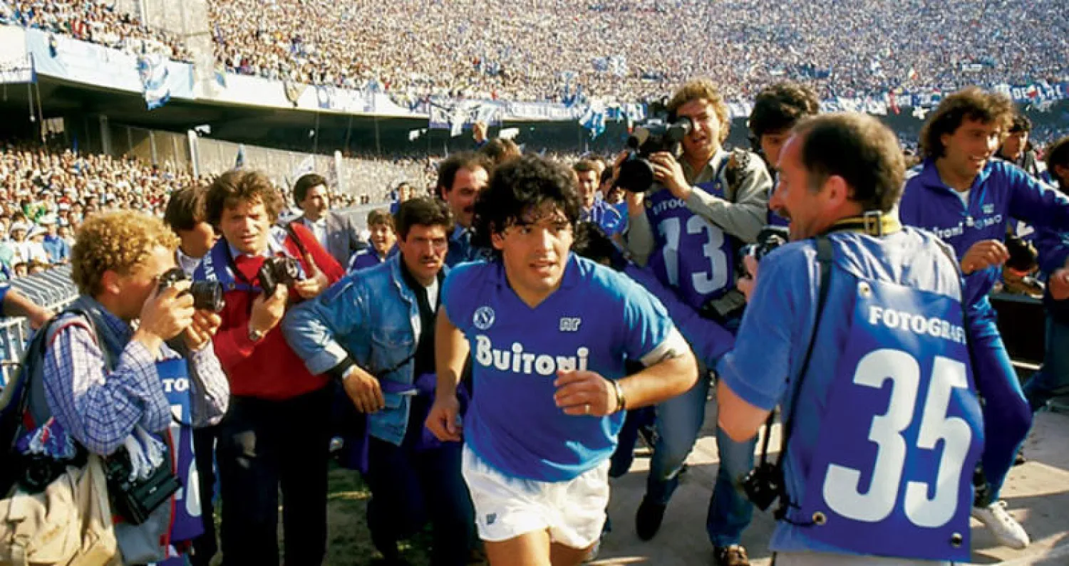 تعرض مارادونا لضغوط هائلة وإغراءات في نابولي