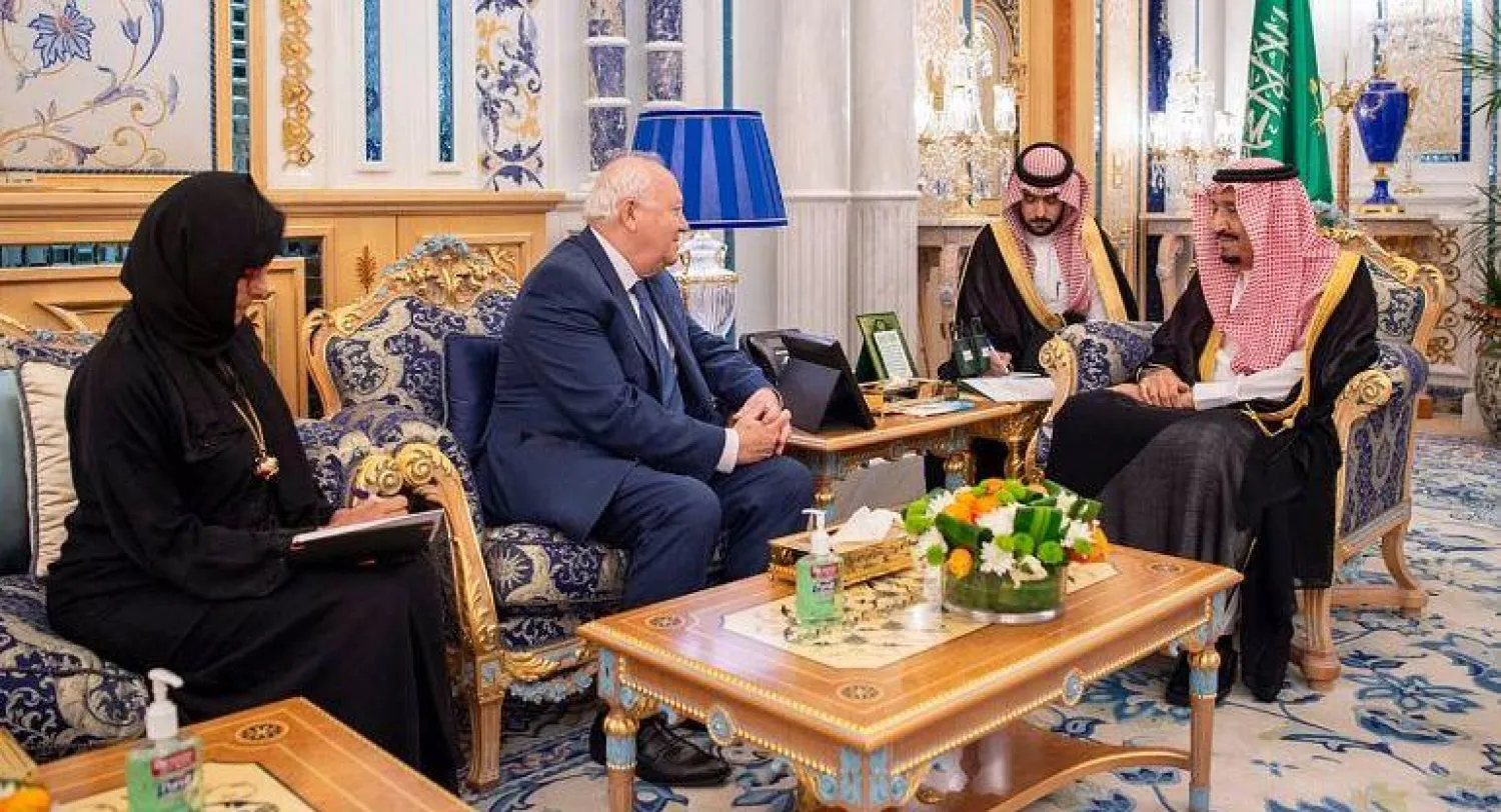 خادم الحرمين خلال استقباله الممثل السامي لمنتدى الأمم المتحدة لتحالف الحضارات (واس)