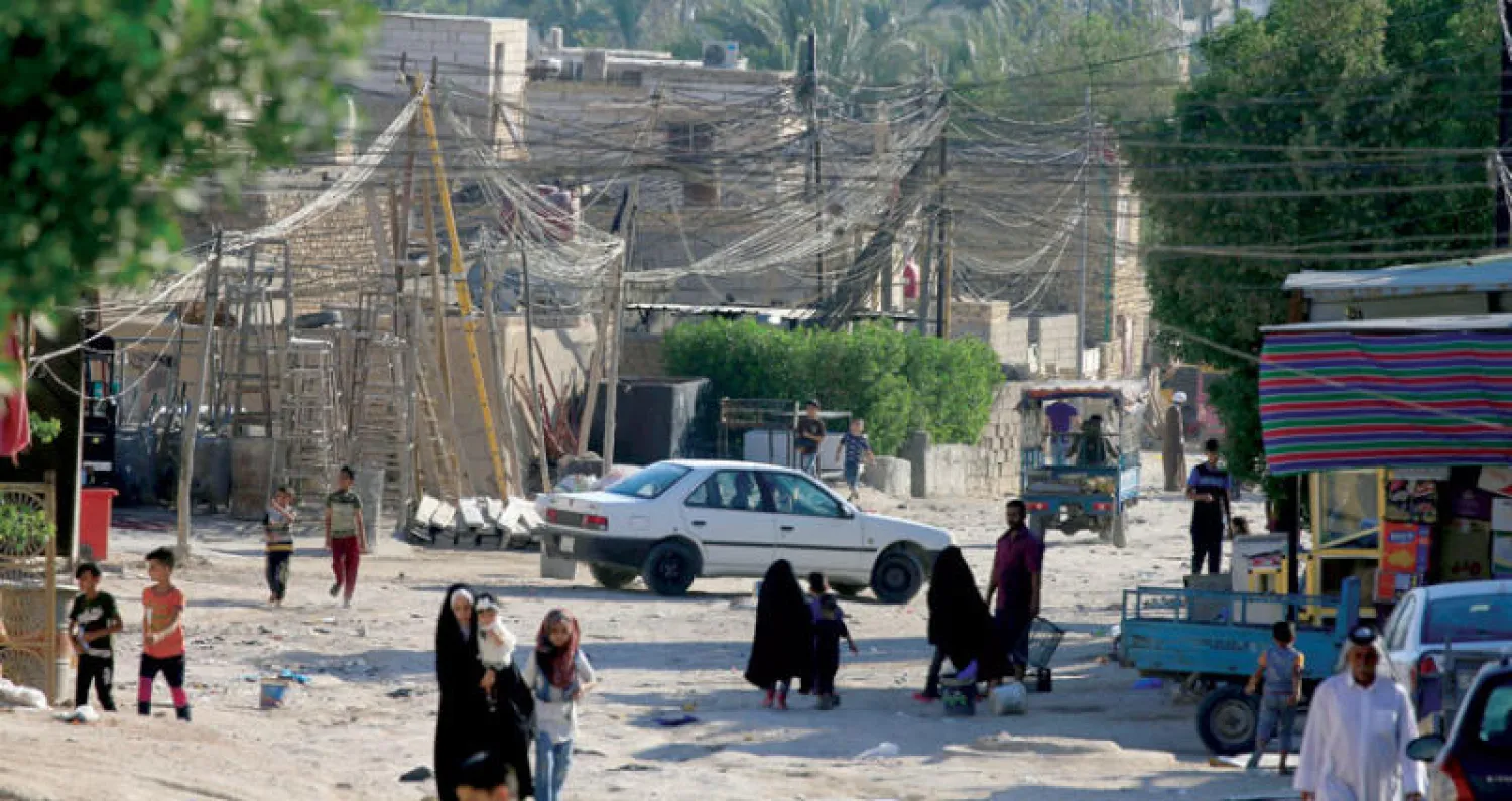 فوضى أسلاك مولدات الكهرباء الأهلية في النجف (رويترز)